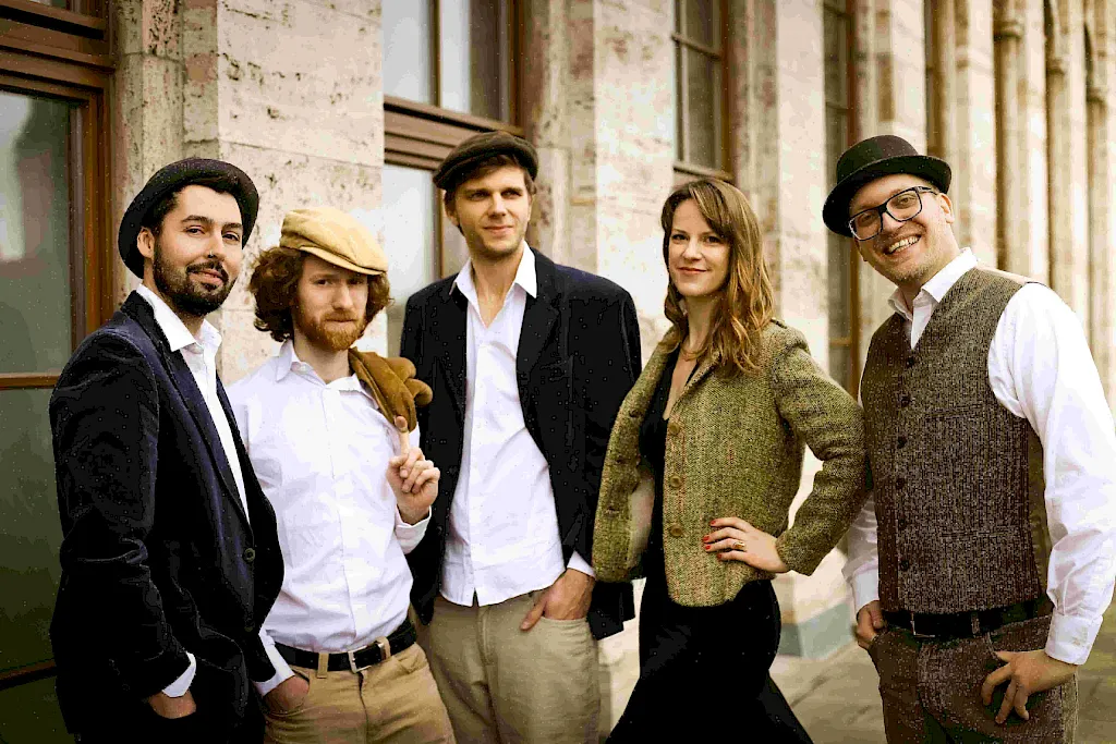 Cider and Suspenders mit ihren Instrumenten